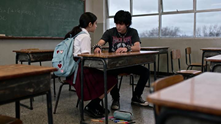 Se enamoraron en secreto en el colegio, pero sus padres los separaron: 20 años después un milagro cambió todo