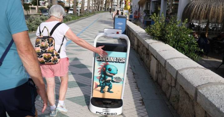 'Sardinator', un robot que publicita "mojitos y caipiriñas" se pasea por La Malagueta y el Ayuntamiento pide retirarlo