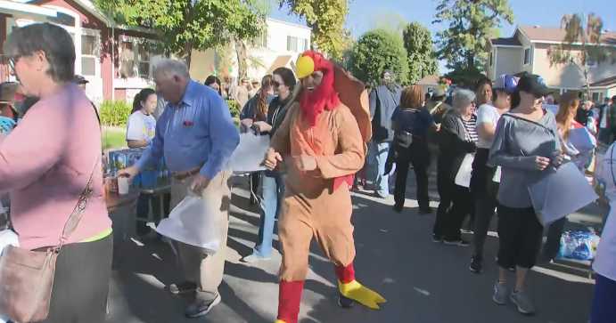 Thousands volunteer for Big Sunday's BIG Thanksgiving Stuffing event in Studio City