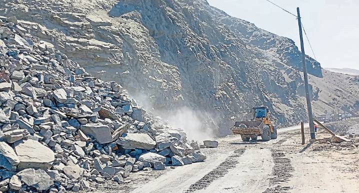 Arequipa: Tránsito crítico en Atico por deslizamiento de rocas