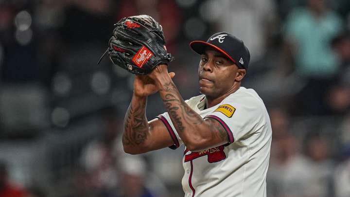 Braves re-sign veteran closer Raisel Iglesias, acquire Mauricio Dubón from Astros