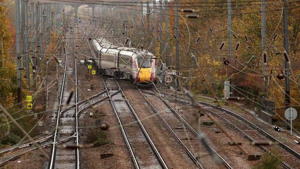 Acusan de intento de asesinato al sospechoso del ataque en un tren en Inglaterra