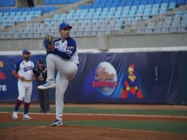 Eric Pardinho guió el blanqueo de Tiburones en Macuto