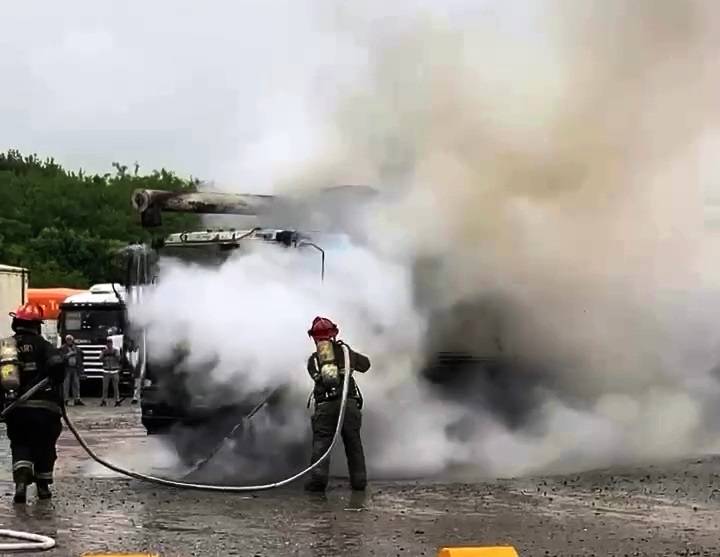 Incendio de un camión en el Parque Industrial