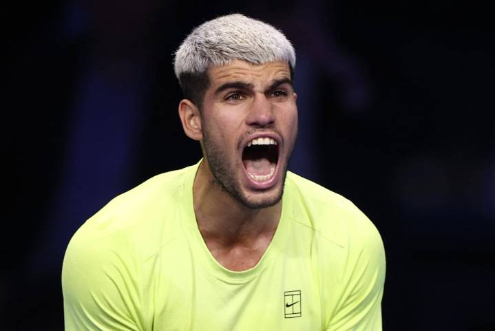 Alcaraz reluce en un día para enmarcar: victoria, pase y número uno final