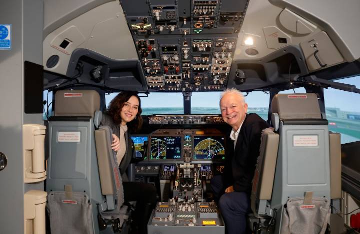 Ayuso defiende a Ryanair en su pulso con Sánchez por las tarifas de Aena: “Se ponen palos a los motores”