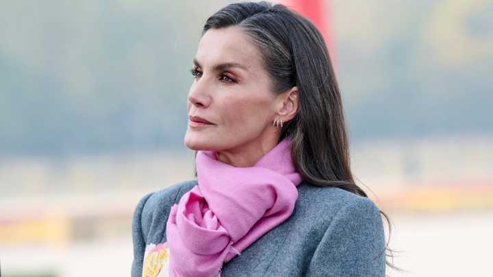 La reina Letizia conquista China con el vestido negro que todas le queremos copiar