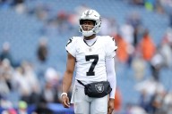 Geno Smith apologizes to Raiders fans for obscene gesture
