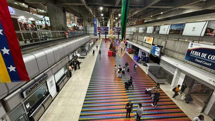 La desolación del principal aeropuerto de Venezuela tras la cancelación de decenas de vuelos