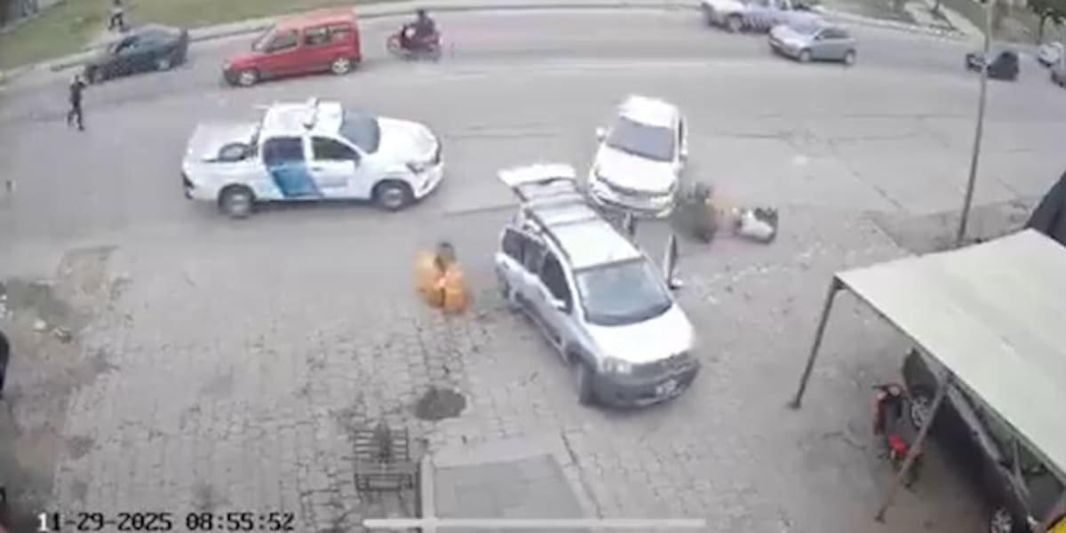 Escapaba de la Policía, dio marcha atrás con el auto y atropelló a dos personas que cargaban garrafas