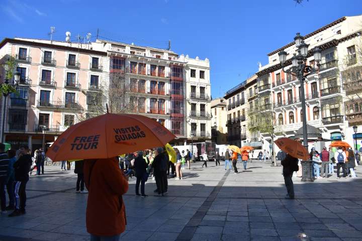 Toledo aprueba su ordenanza para regular el turismo con la abstención de la oposición y tras eliminar el término 'free tour'
