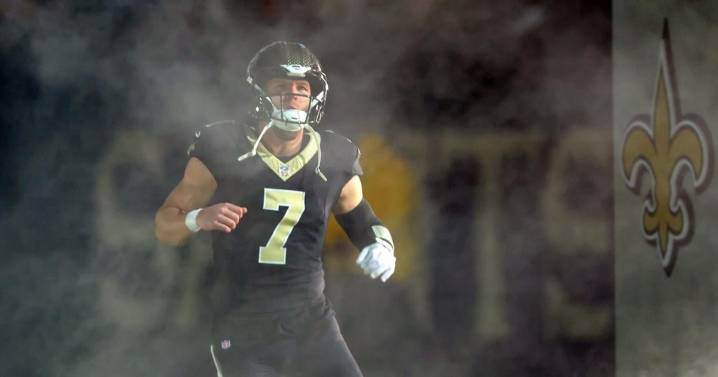 Taysom Hill was honored by his Saints teammates for his recovery from last year's ACL tear