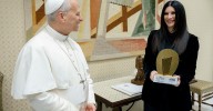 El regalo exclusivo para el Papa: una canción inédita en una sola copia de Laura Pausini