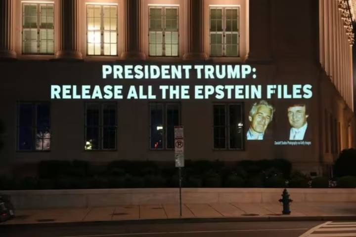 Los demócratas de EEUU publican correos de Epstein en los que afirma que Trump “pasó horas” con una de la víctimas