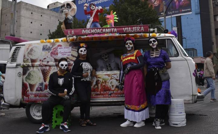 "Michoacanita Viajera" el negocio familiar que lleva 18 años recorriendo las calles de CDMX en los desfiles con disfraces