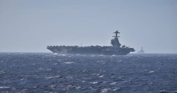Una fragata española escolta al portaaviones más moderno del mundo en el estrecho de Gibraltar rumbo a Venezuela