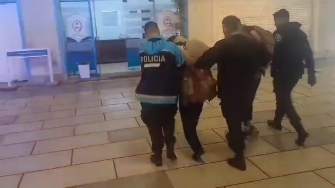 Apuñalaron a un joven en Plaza Colón y hay tres detenidos