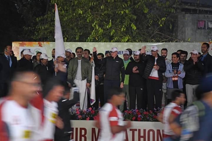 CM Omar & actor Sunil Shetty flag off Kashmir Marathon 2.0