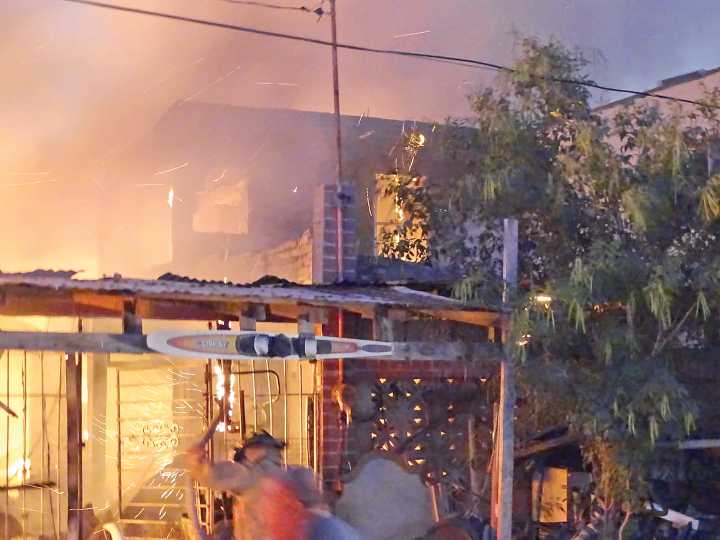 Incendio arrasa vivienda en la colonia Morelos