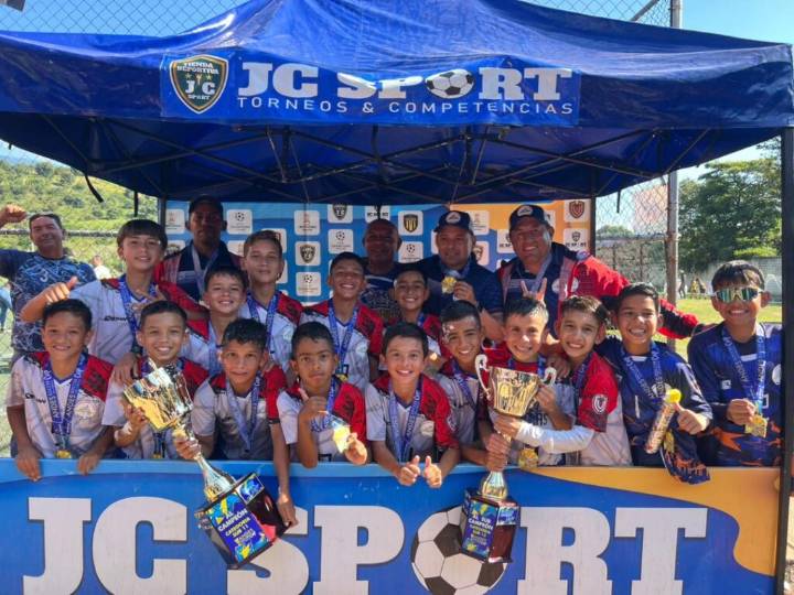 Escuela de Fútbol 12 de Febrero triunfó en Andes Cup 2025