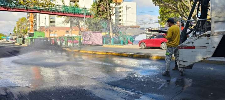 Derrame de diésel en Azcapotzalco-La Villa provoca derrape de varias motocicletas; no se reportan lesionados