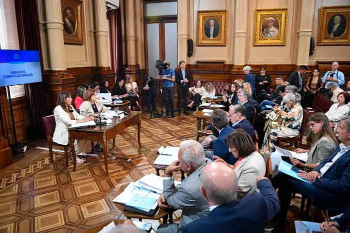 Lorena Villaverde: hubo dictamen de mayoría contra su pliego, pero se definirá en el recinto