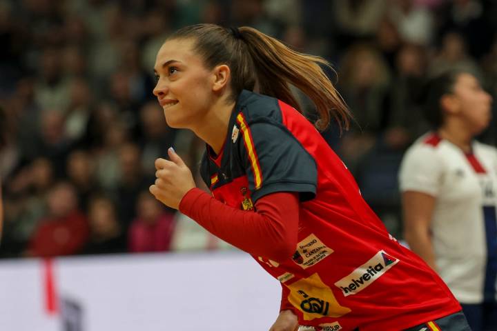 La selección femenina de balonmano regresa de las catacumbas y logra un triunfo de gran valor contra Montenegro