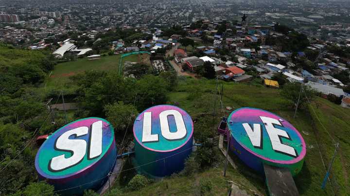 Tres tanques que almacenan agua se volvieron lienzos en lo alto de la ladera de Cali: artistas de la comuna 20 dieron colorido en forma de murales