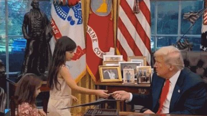 Trump causa sensación con un gesto espontáneo en la Oficina Oval