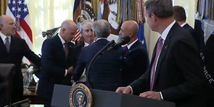 El momento en que un ejecutivo farmacéutico se desmayó en plena conferencia de Donald Trump en la Casa Blanca