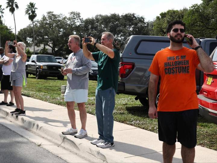 2 dead after small plane on hurricane relief mission to Jamaica crashes in Florida neighborhood