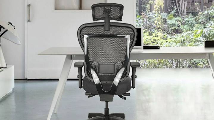 Oak Hollow Aloria office chair review: Airflow up top and business down below