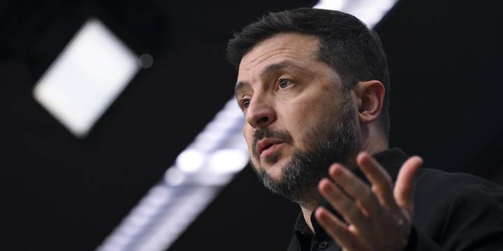 Volodimir Zelensky anunció que Ucrania venderá el excedente de armas fabricadas en el país en Berlín y Copenhague