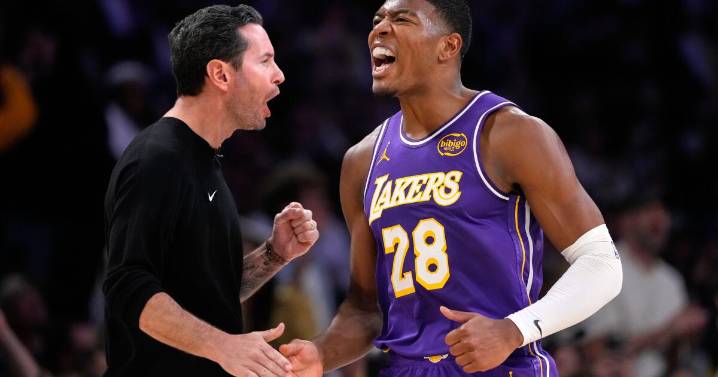 Lakers continue to rely on team building, strong bond during fast start