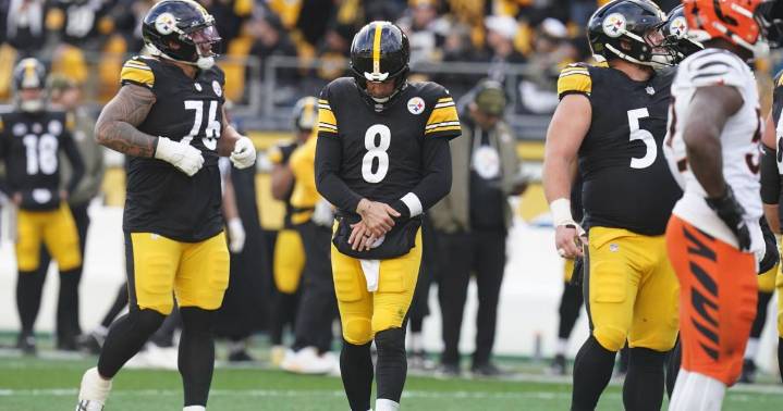 Steelers visit Bears with Aaron Rodgers' status uncertain because of wrist injury