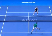 "El tenista de los milagros". El punto mágico e irrepetible que conmovió al público en Atenas y la jerarquía intacta de Djokovic