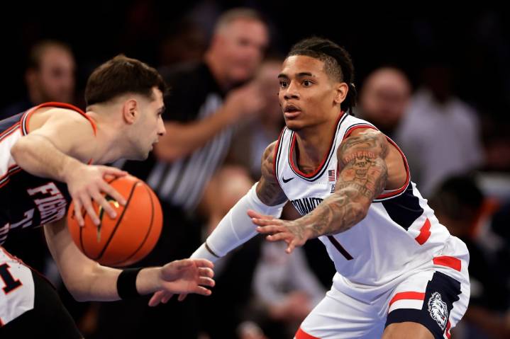 Fifth-ranked UConn men take down No. 13 Illinois, 74-61, at Madison Square Garden