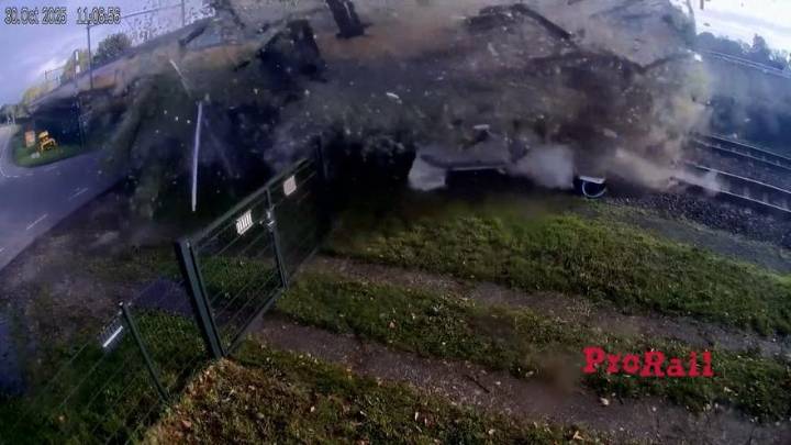 Un tren arrolla a un camión en un paso a nivel en los Países Bajos dejando cinco heridos