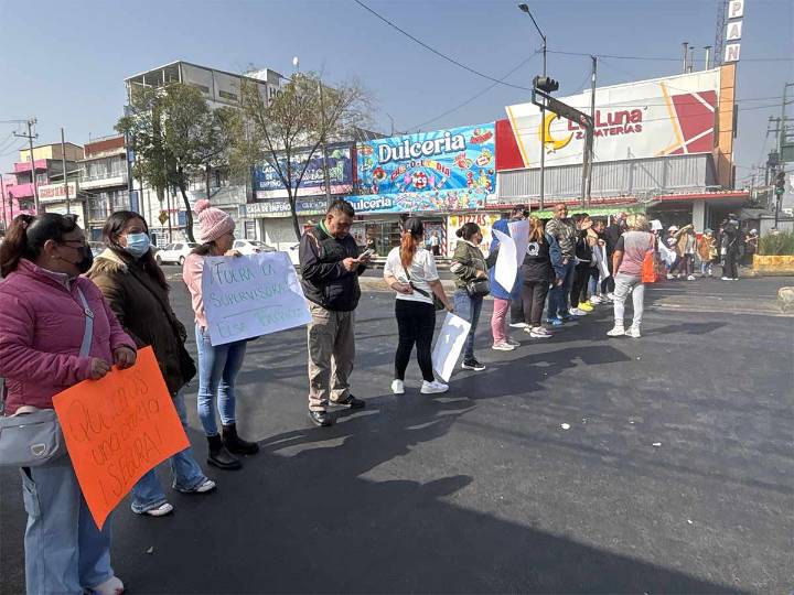 Mamás y papás de primaria en Iztacalco bloquean Rojo Gómez, CDMX