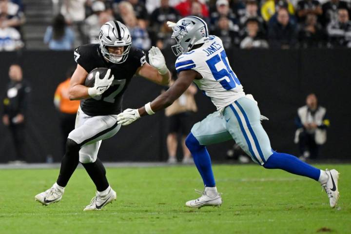 Cowboys honor Kneeland, then get 4 TD passes from Prescott in 33