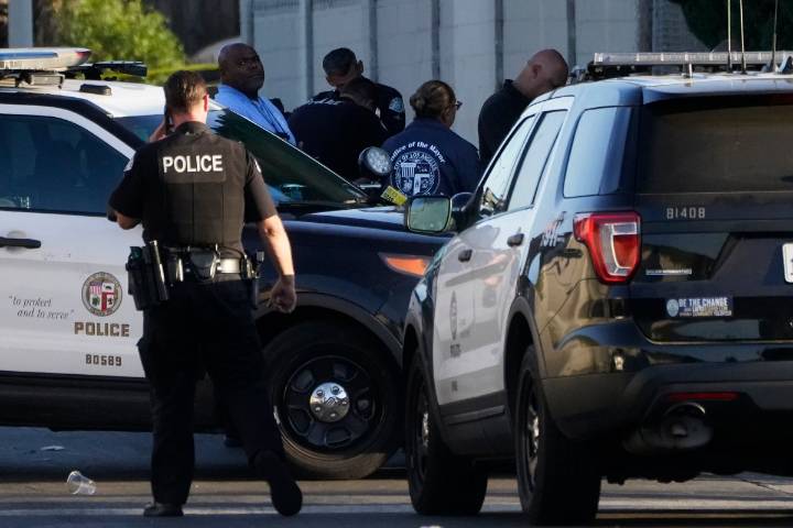 Despliegue policial por balacera en edificio de apartamentos en Los Ángeles