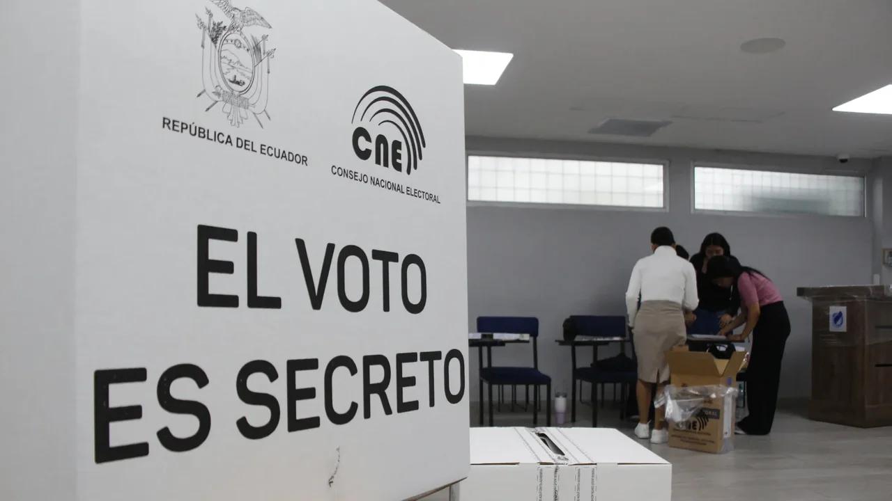 Ecuatorianos votan para decidir si cambia la constitución y vuelven las bases militares extranjeras a su territorio