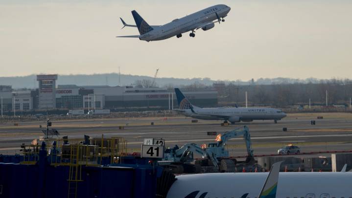 United Airlines to offer refunds during FAA ordered flight reductions