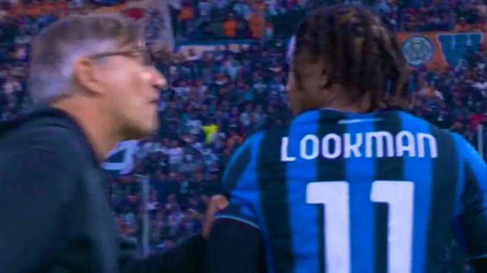 Los tuvieron que separar: Revisa el cruce de "alta tensión" entre figura del Atalanta y su DT en pleno partido de Champions Al nigeriano no le gustó ser sustituido.