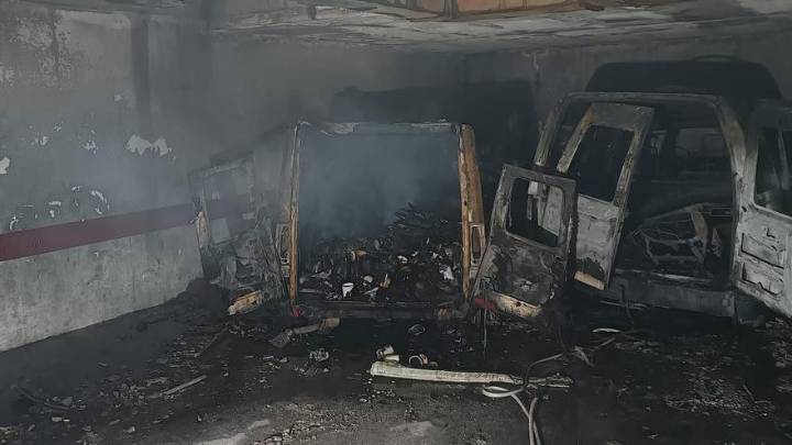 Arden cinco furgonetas en un garaje del barrio Oliver de Zaragoza