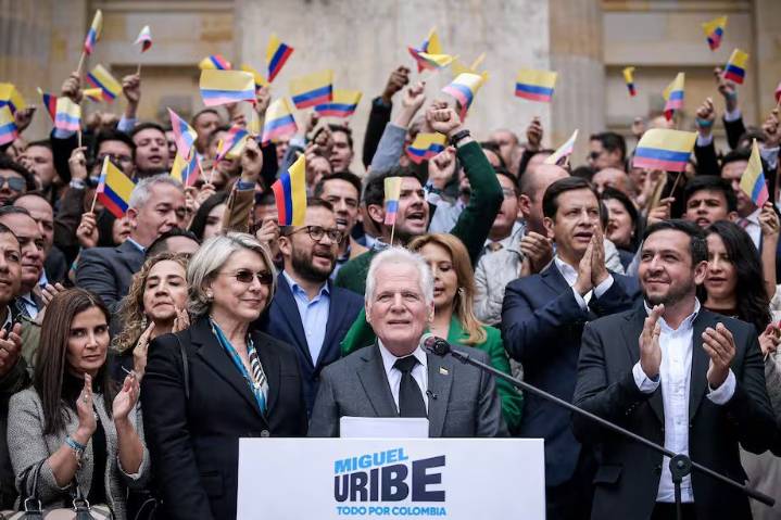 Miguel Uribe se posiciona como la figura clave del CD, superando a sus rivales internos en la carrera presidencial.