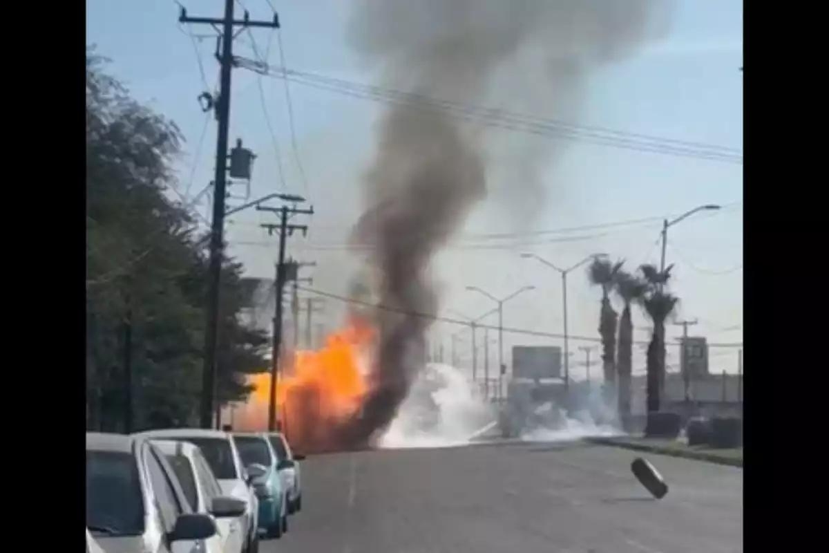 Otra explosión de camión de gas LP provoca fuerte incendio en Mexicali: tanques salen disparados tras estallido