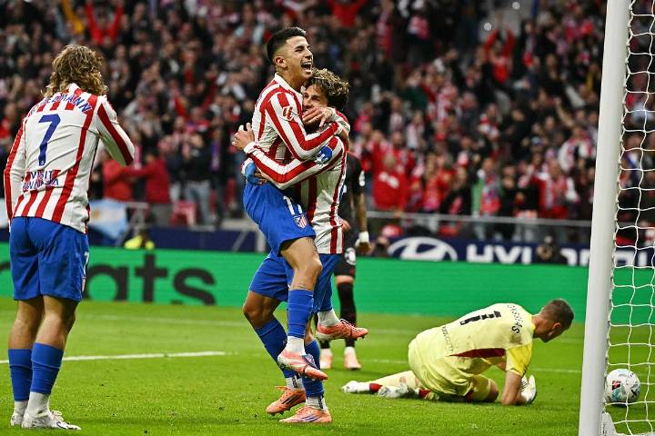 El Atlético despierta al final y golea a un Sevilla inofensivo