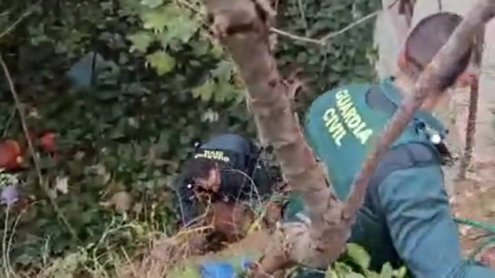 La Guardia Civil rescata a un perro atrapado en un solar de difícil acceso en Barbastro