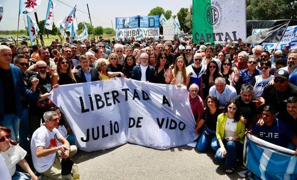 Dirigentes protestaron en Ezeiza contra las condiciones de encarcelamiento de De Vido
